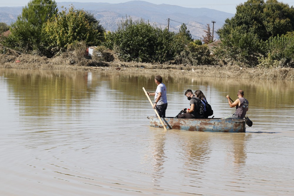 Θεσσαλία: Αγώνας δρόμου για να μαζευτούν τα νεκρά ζώα - Υποχωρούν τα νερά από το οδικό δίκτυο