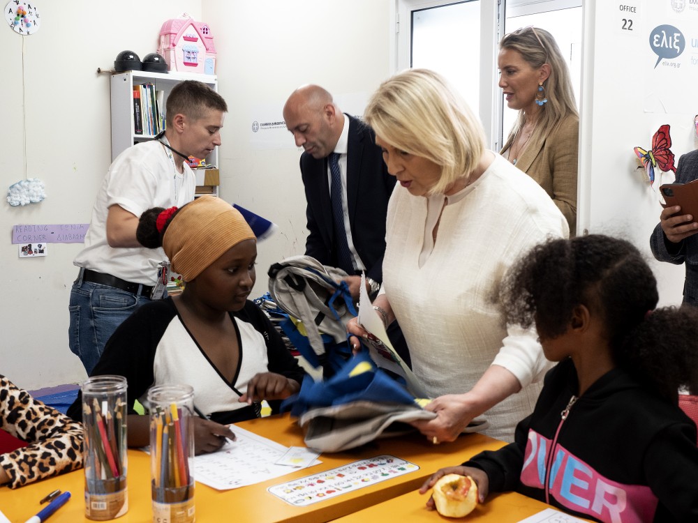 Σχολικές τσάντες και τετράδια για τα προσφυγόπουλα που φιλοξενούνται στην Κόρινθο