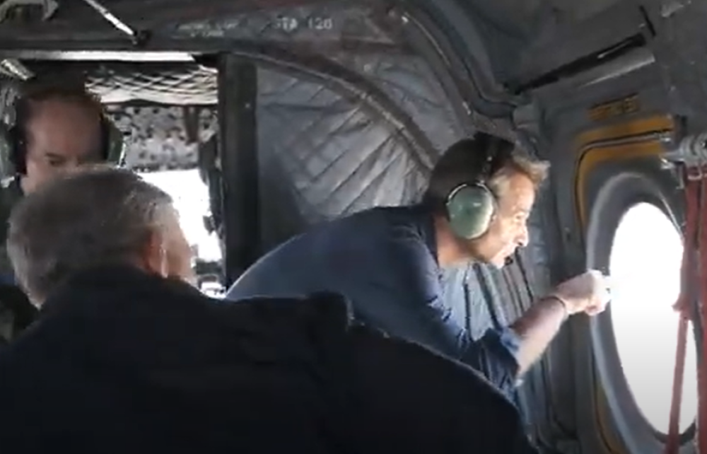 Κυριάκος Μητσοτάκης: με ελικόπτερο πάνω από τη Θεσσαλία (video)