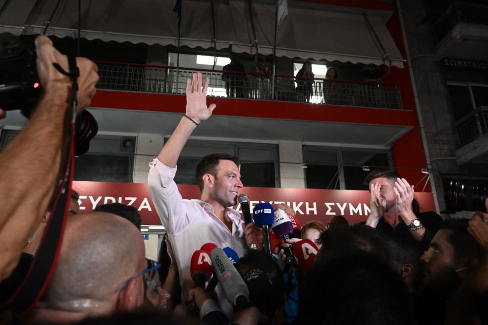 Με χειροκροτήματα και συνθήματα υποδέχθηκαν οι ψηφοφόροι του  ΣΥΡΙΖΑ τον νέο πρόεδρο του κόμματος Στέφανο Κασσελάκη