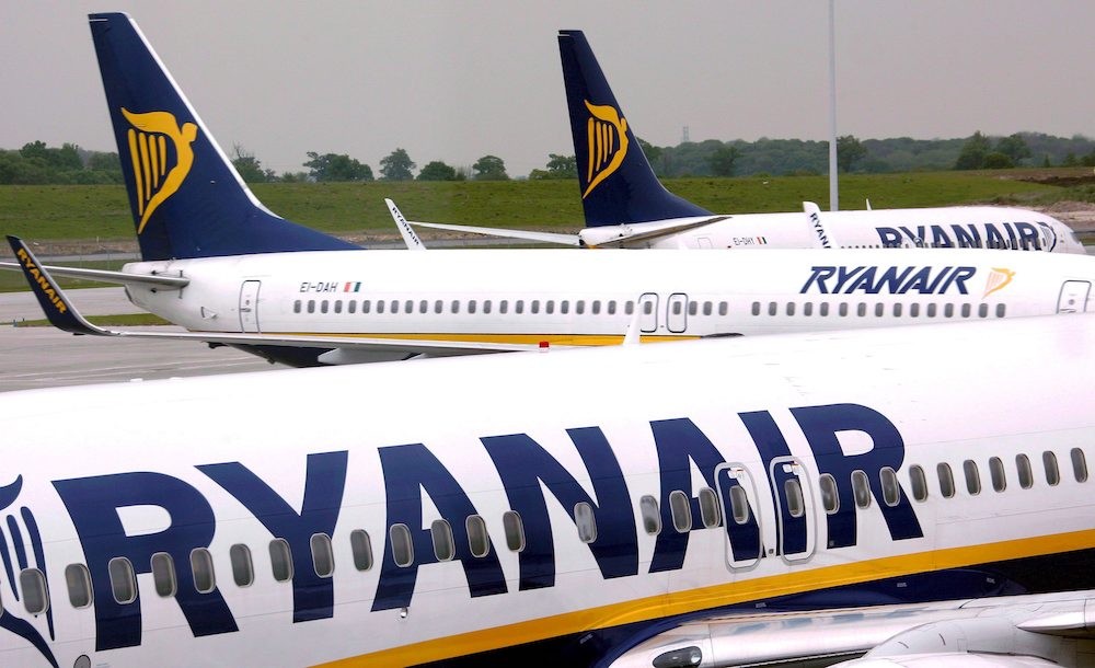 Βρυξέλλες - Ryanair: «καλωσόρισμα» με τάρτα στον διευθύνοντα σύμβουλο της εταιρείας από ακτιβιστές