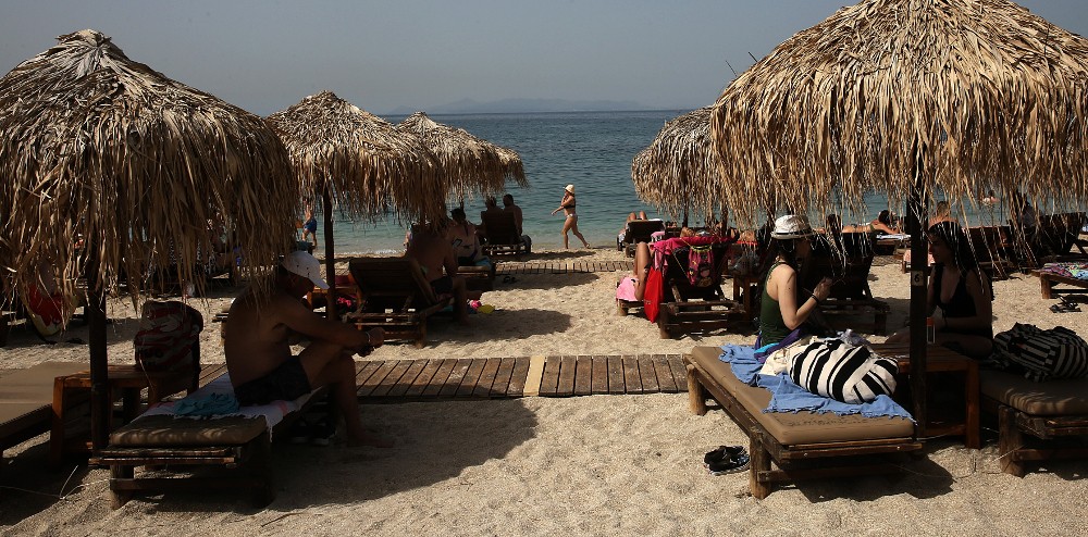 Η ζέστη γέμισε τις παραλίες: Ανοικτές οι οργανωμένες πλαζ αλλά με μέτρα προστασίας