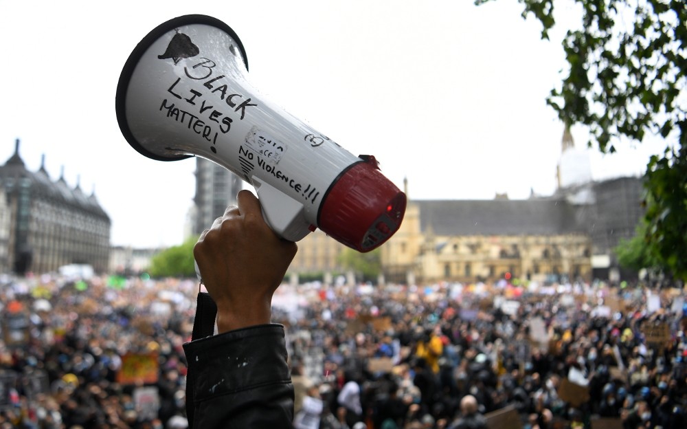 Τζορτζ Φλόιντ: Μαζί με τους διαδηλωτές στο Λονδίνο η Μαντόνα (vid)