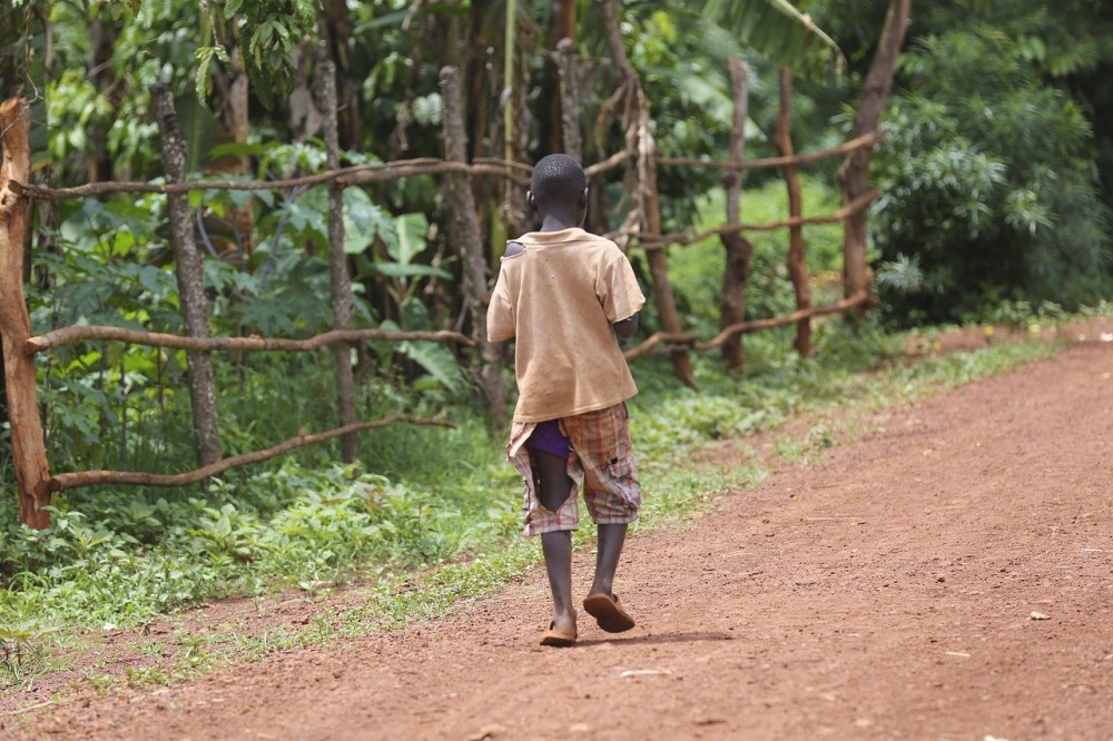 Ο κορωνοϊός βυθίζει στην ακραία φτώχεια εκατομμύρια Αφρικανούς