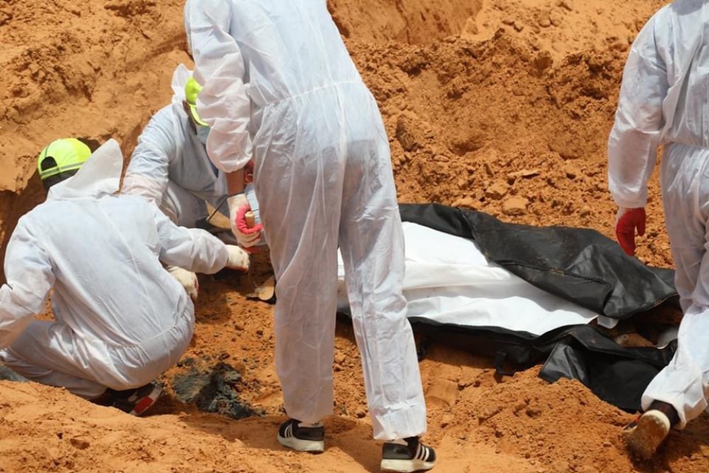 Φρίκη στη Λιβύη: Εντοπίστηκαν ομαδικοί τάφοι
