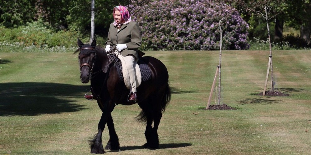 Βασίλισσα Ελισάβετ: Έκανε ιππασία μετά την καραντίνα (pics)