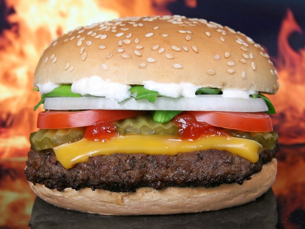 Ξεχάστε το cheeseburger που γνωρίζατε: Η ΕΕ αλλάζει τη συνταγή&#33;