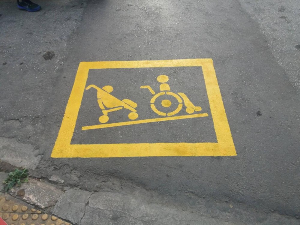 Ειδική σήμανση στις ράμπες του Δήμου Αθηναίων για αποτροπή της παράνομης στάθμευσης