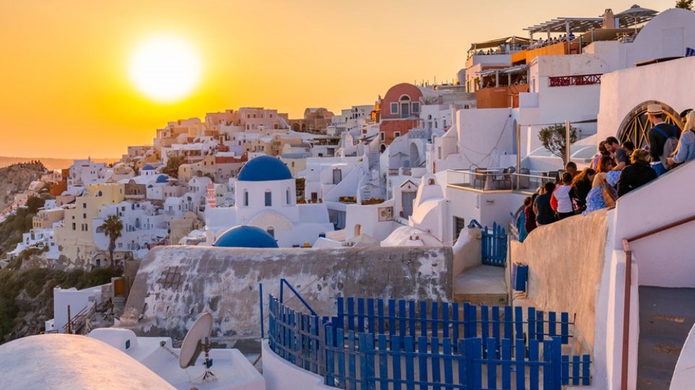Σαντορίνη: Ο πρωθυπουργός εγκαινιάζει το άνοιγμα του ελληνικού τουρισμού