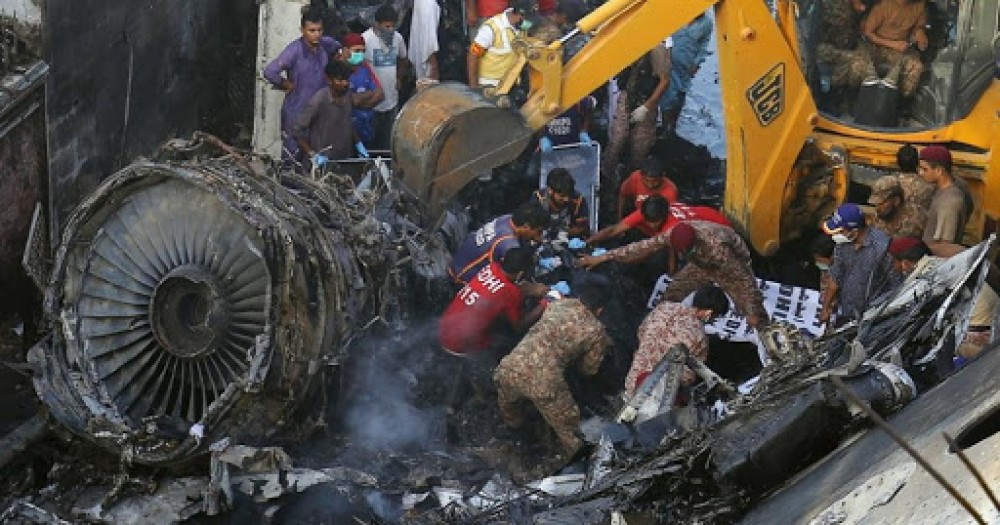 Πακιστάν: Δύο επιζώντες από τη συντριβή του A320