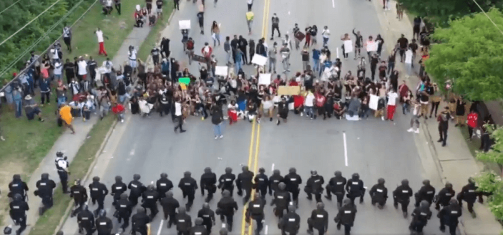 ΗΠΑ: Η σοκαριστική στιγμή όπου αστυνομικοί γονατίζουν μπροστά σε διαδηλωτές (pics&#038;vid)
