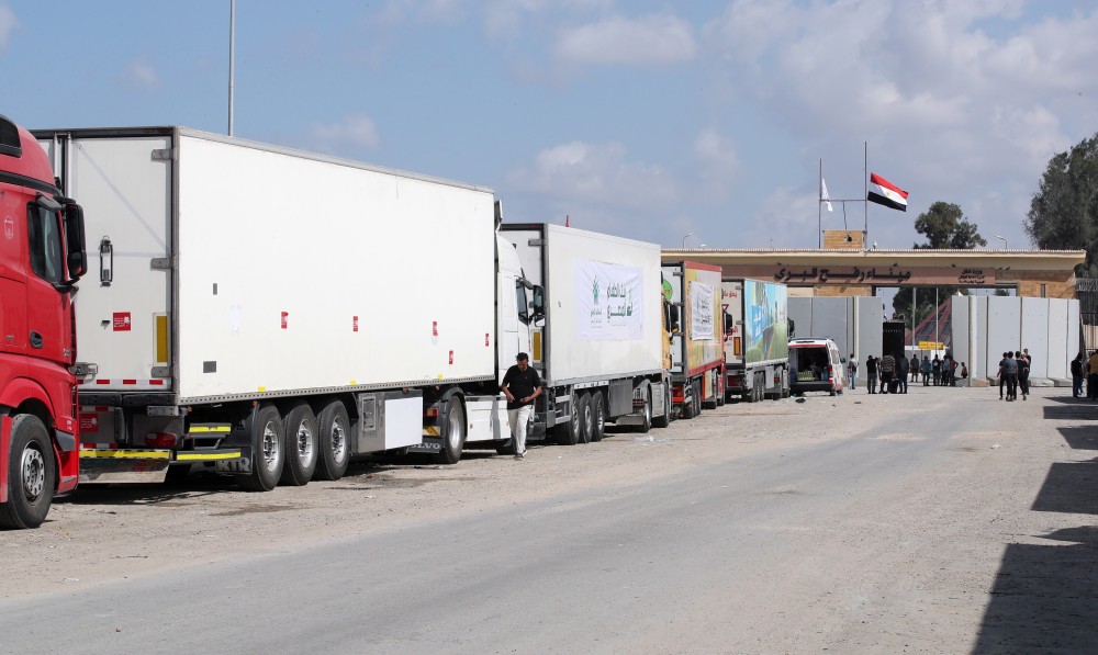 Άνοιξε το πέρασμα της Ράφα - Φορτηγά μεταφέρουν ανθρωπιστική βοήθεια στη Γάζα