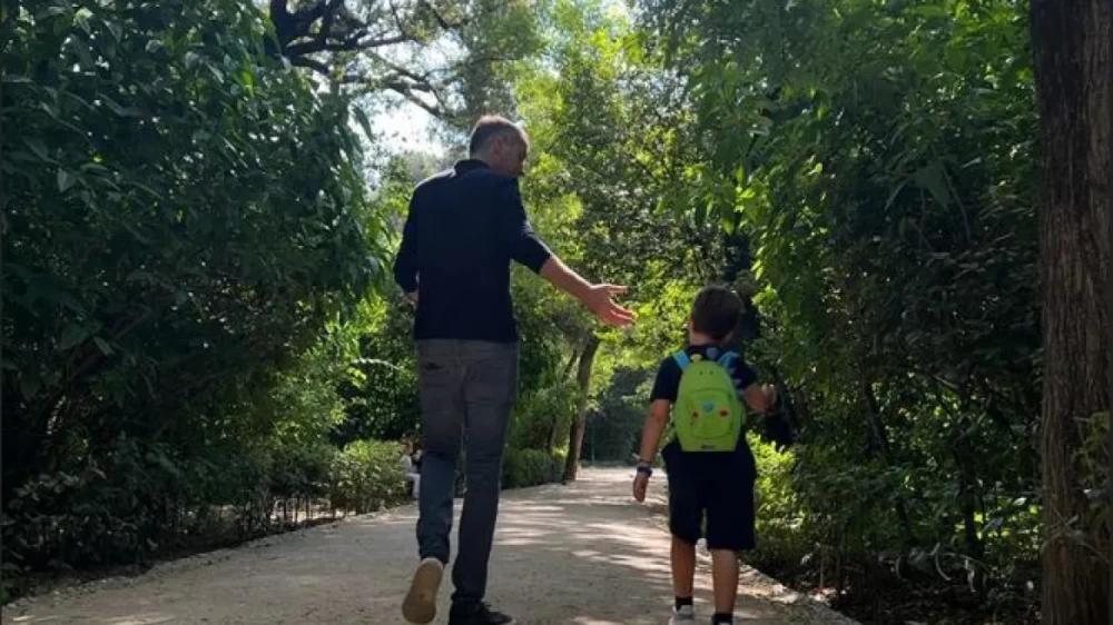 Κώστας Μπακογιάννης: στον Εθνικό Κήπο με τον γιο του Δήμο