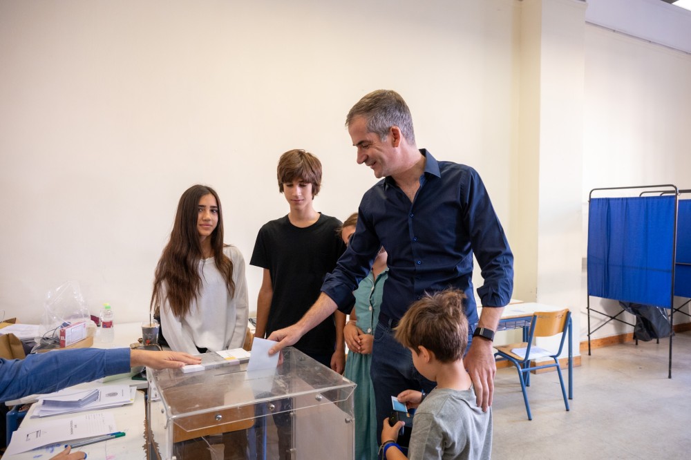 Με τα παιδιά του ψήφισε ο Κώστας Μπακογιάννης: «Με αυτοπεποίθηση και σιγουριά για το αύριο»