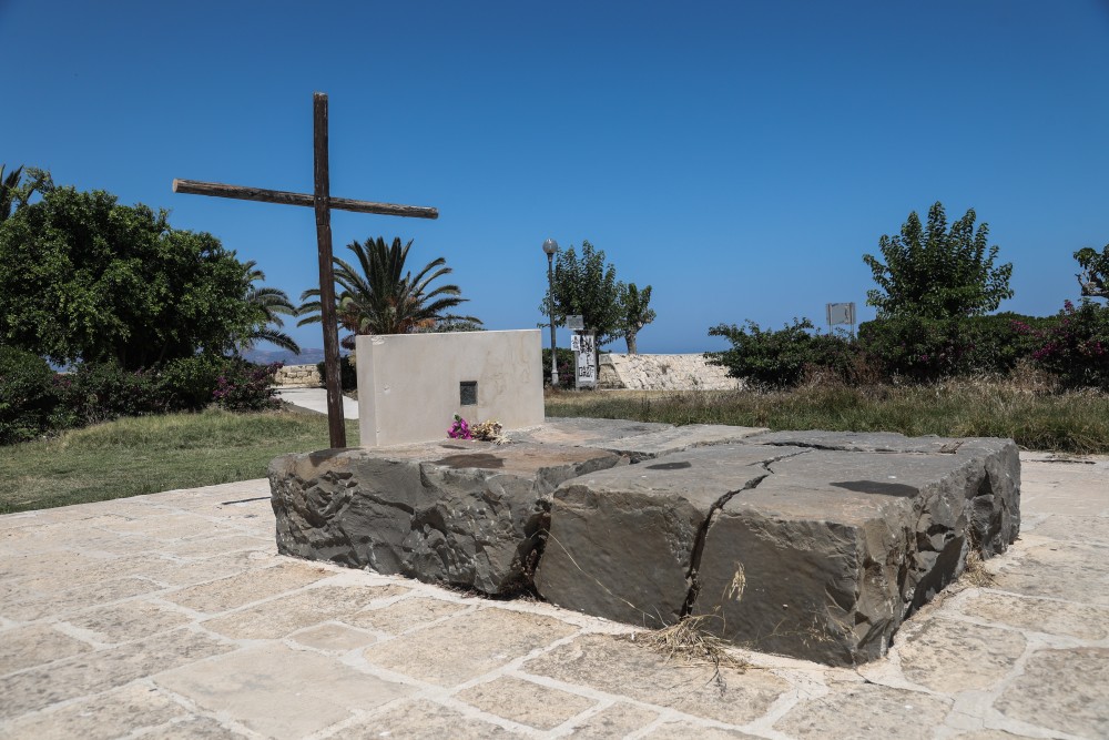 Τρισάγιο στον τάφο του Νίκου Καζαντζάκη - 66 χρόνια από τον θάνατο του μεγάλου στοχαστή