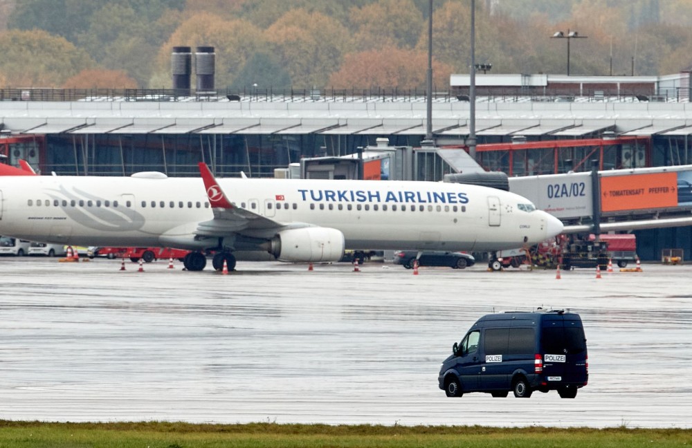 Αμβούργο: παραμένει κλειστό το αεροδρόμιο - Πάνω από 12 ώρες κρατά όμηρο την κόρη του ο πατέρας