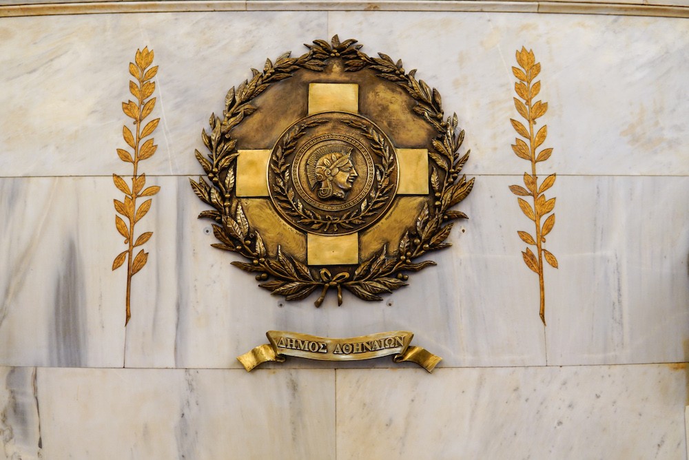 Δήμος Αθηναίων: αντιεξουσιαστές εισέβαλαν και διέκοψαν τη συνεδρίαση του Δημοτικού Συμβουλίου