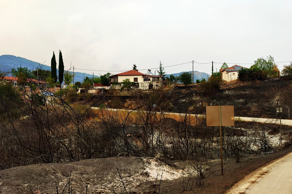 Κάρυστος: εκκενώθηκαν δυο χωριά από μεγάλη φωτιά - Σφοδροί άνεμοι πνέουν στην περιοχή