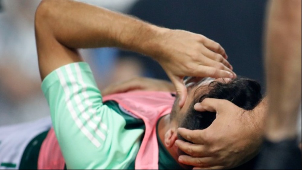 Super League: τραυματίστηκε από κροτίδα ο Χουάνκαρ του ΠΑΟ - Διεκόπη το ντέρμπι αιωνίων