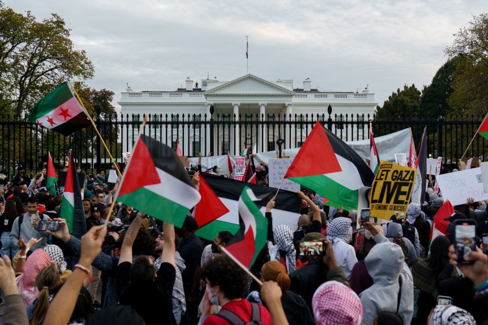 Διαδήλωση στην Ουάσινγκτον υπέρ των Παλαιστινίων - Σκαρφάλωσαν στα κάγκελα του Λευκού Οίκου