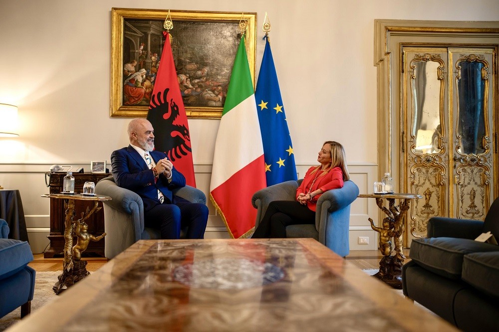 Αλβανία: αντιδράσεις για τη συμφωνία Μελόνι-Ράμα για τους μετανάστες από Ιταλία