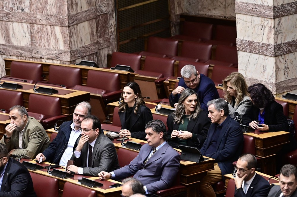 Ξεκίνησε ο αριστερός εμφύλιος στη Βουλή: «παρών» από τους «11» στο νομοσχέδιο για τους servicers