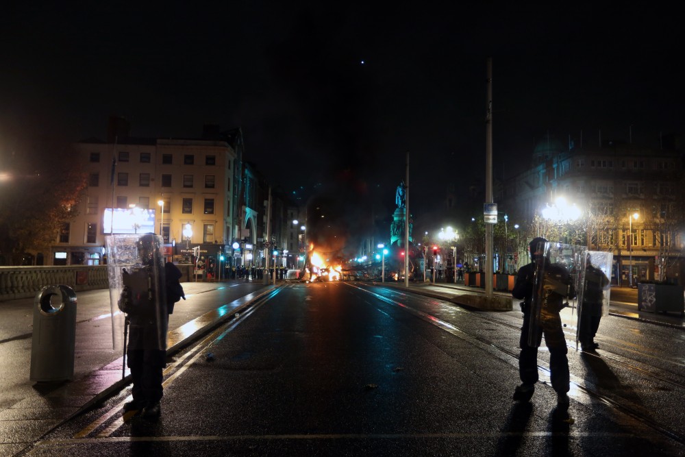 Δουβλίνο: σκηνές χάους μετά την επίθεση με μαχαίρι- Για «ακροδεξιούς χούλιγκαν» μιλά η αστυνομία