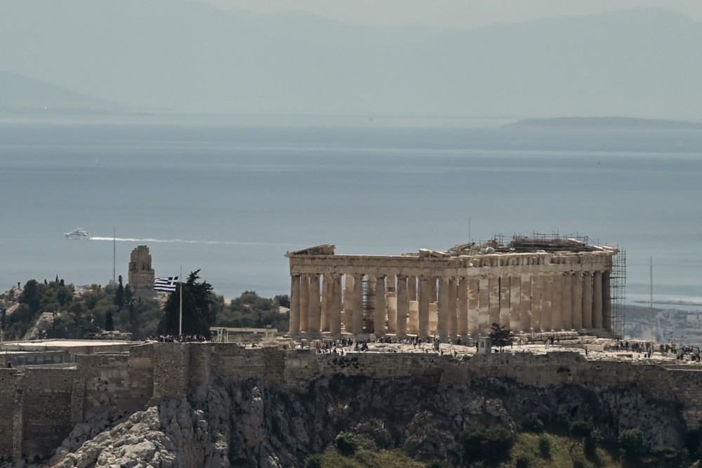 Οίκος Fitch: αναβάθμιση και επενδυτική βαθμίδα για την Ελλάδα
