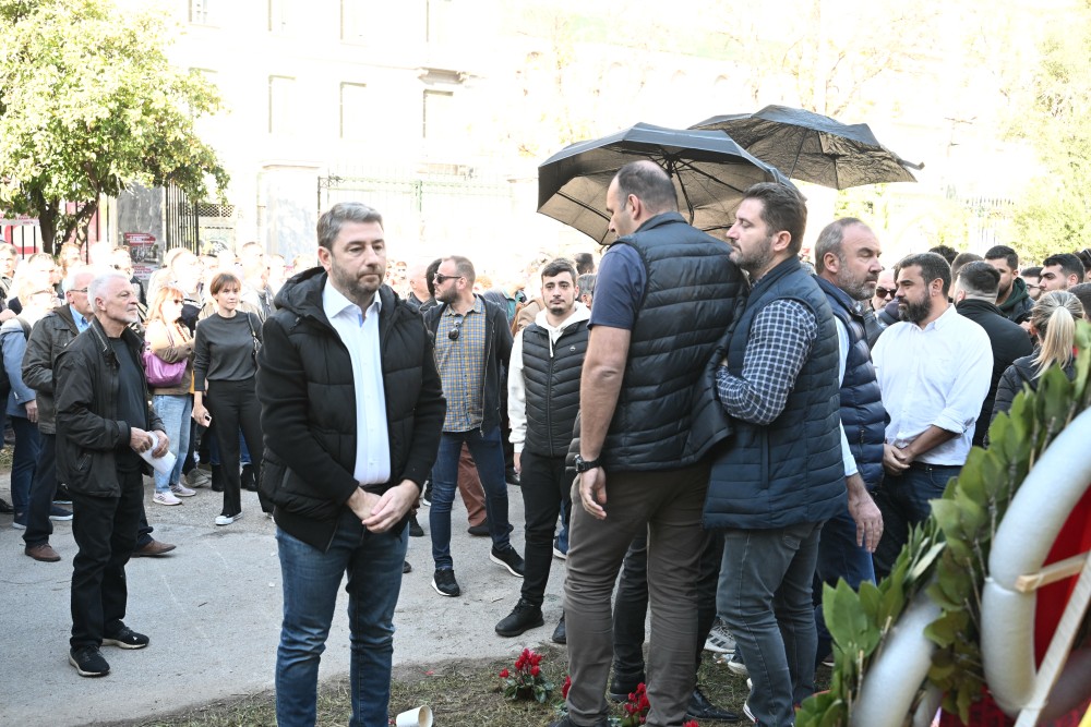Πολυτεχνείο: φοιτητές πέταξαν καφέδες στον Ανδρουλάκη