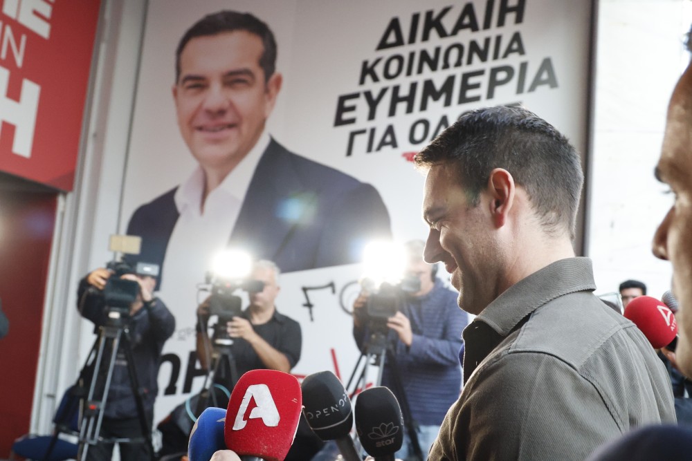 Σφαγή στον ΣΥΡΙΖΑ για την «αποκαθήλωση» Τσίπρα - «Θα βάλω περισσότερες αφίσες» λέει ο Κασσελάκης