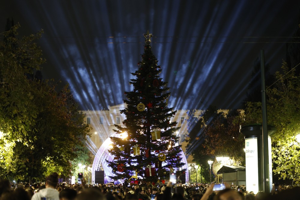 Σε ατμόσφαιρα Χριστουγέννων η Αθήνα - Ευχές Μπακογιάννη στη φωταγώγηση του δέντρου (φωτό και βίντεο)