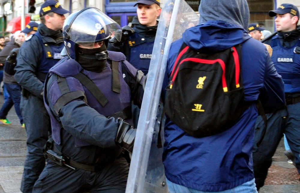 Χάος στο Δουβλίνο με διαδηλωτές και αστυνομικούς μετά την επίθεση μετανάστη με μαχαίρι