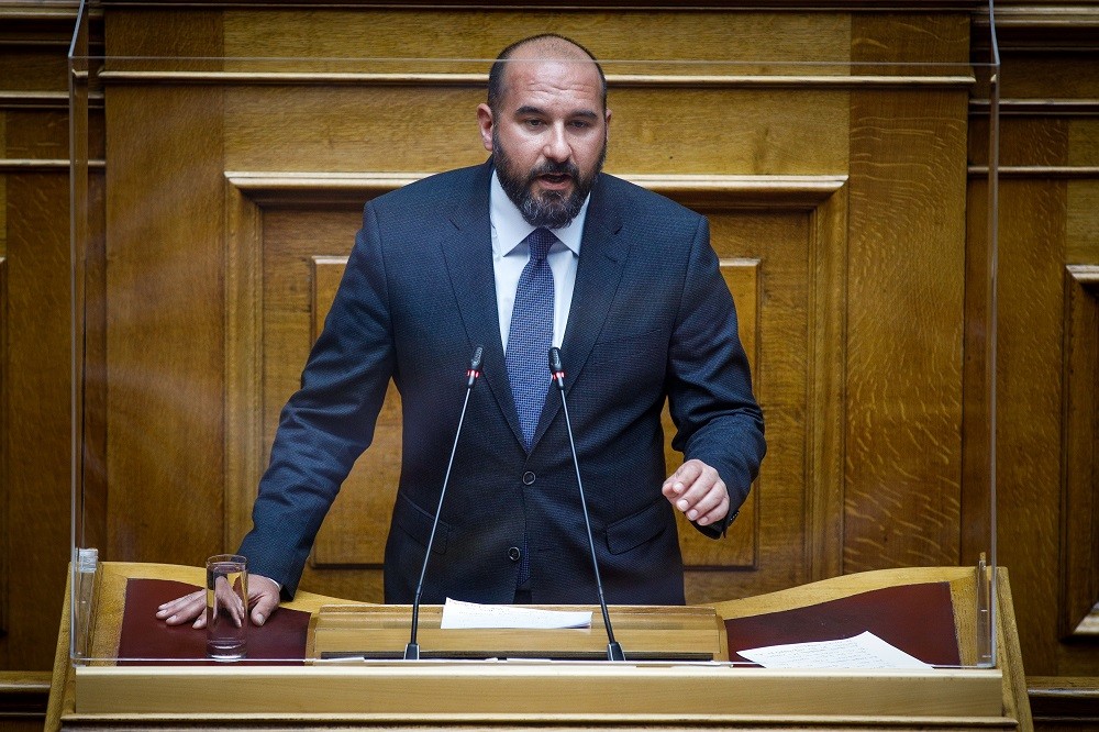 Δημήτρης Τζανακόπουλος: καταγγέλλει προβοκάτσια και μένει μέχρι να φύγει