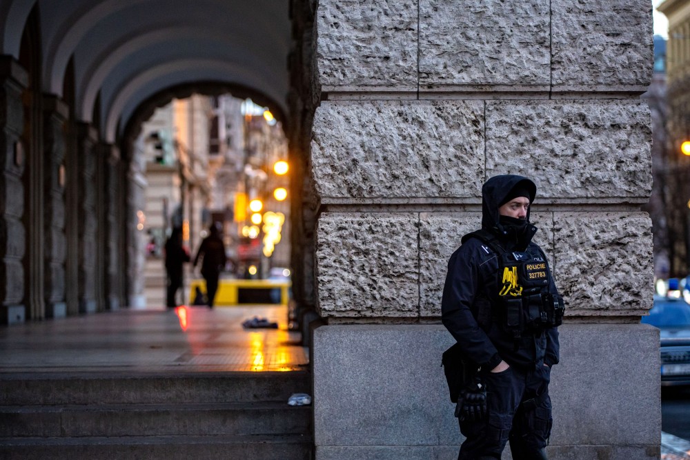 Μαρτυρίες Ελλήνων για το μακελειό στην Πράγα: Ήμασταν τυχεροί