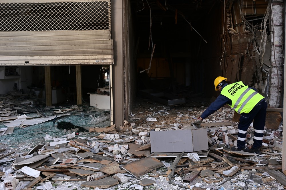 Πειραιάς: ισχυρή έκρηξη σε είσοδο πολυκατοικίας όπου στεγάζονται γραφεία