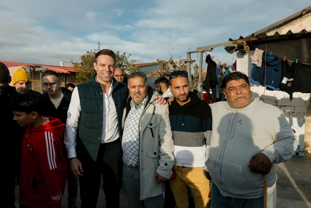 O Κασσελάκης στο δρόμο του Τσίπρα: Ψάχνει ψήφους σε καταυλισμούς Ρομά.