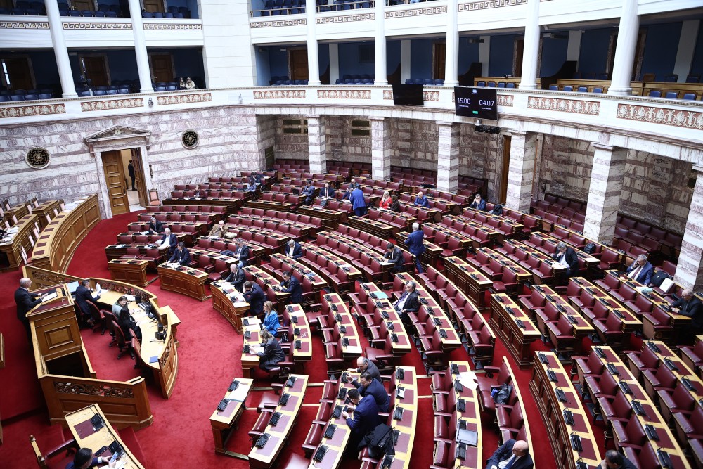 Στη Βουλή η τροπολογία για τους μετανάστες -Kαιρίδης: Η ρύθμιση απαντά στις αιτιάσεις Σαμαρά