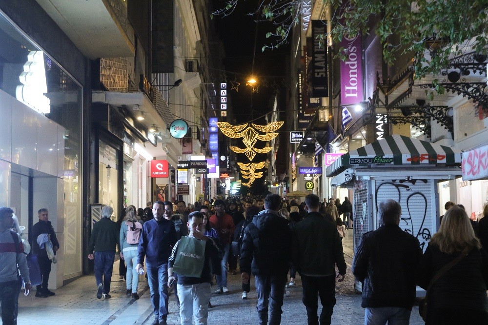 Εορταστικό ωράριο: πώς θα λειτουργήσουν τα μαγαζιά σε Αθήνα, Θεσσαλονίκη και Πειραιά