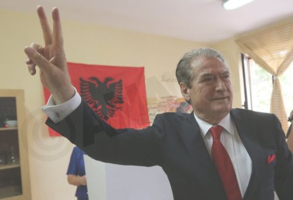 Αλβανία: ο Σαλί Μπερίσα εκθέτει ανοιχτά τον πρωθυπουργό Έντι Ράμα για την υπόθεση Μπελέρη