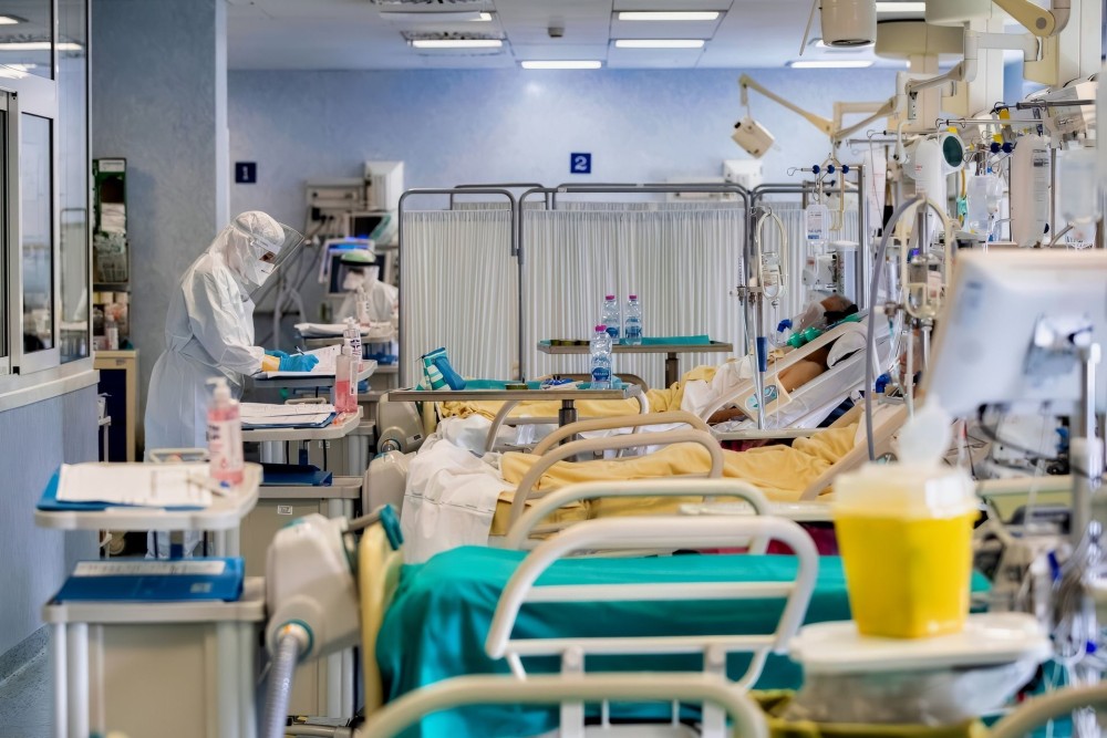 Πανευρωπαϊκός συναγερμός από κορωνοϊό και γρίπες - Μάσκες στην Ισπανία, γέμισαν τα νοσοκομεία στην Ιταλία
