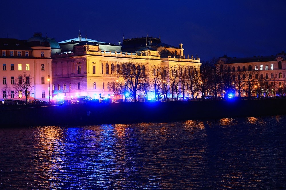 Έλληνες τουρίστες στην Πράγα κοντά στους πυροβολισμούς - «Είμαστε ασφαλείς»