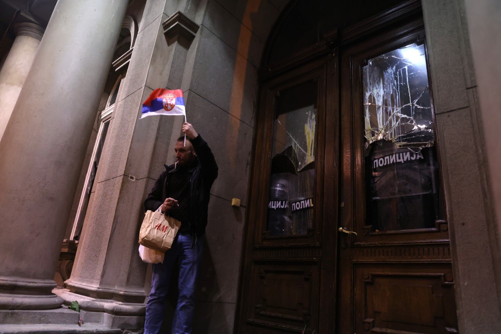 Σερβία: διαδηλώσεις της αντιπολίτευσης για το εκλογικό αποτέλεσμα- Επεισόδια στο δημαρχείο του Βελιγραδίου