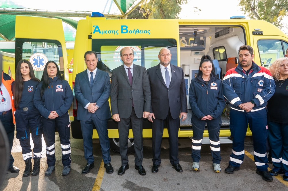 Παραδόθηκαν 10 νέα ασθενοφόρα στο ΕΚΑΒ - Οι Χατζηδάκης και Γεωργιάδης στην τελετή παραλαβής