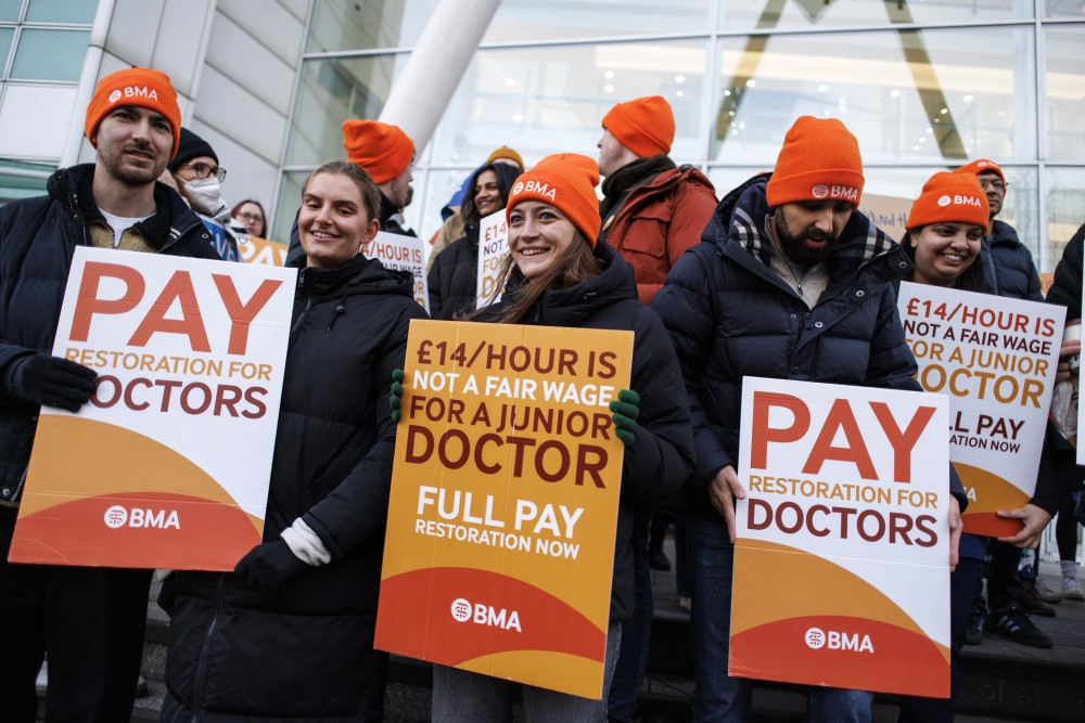 Αγγλία: ξεκίνησε η εξαήμερη απεργία των ειδικευόμενων γιατρών