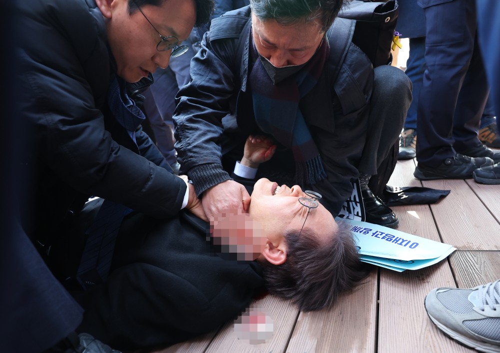 Νότια Κορέα: επίθεση με μαχαίρι δέχτηκε ο ηγέτης της αντιπολίτευσης (βίντεο)