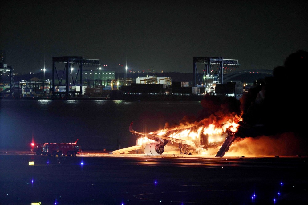 Ιαπωνία: στις φλόγες αεροσκάφος στο αεροδρόμιο του Τόκιο - Σώοι οι επιβάτες