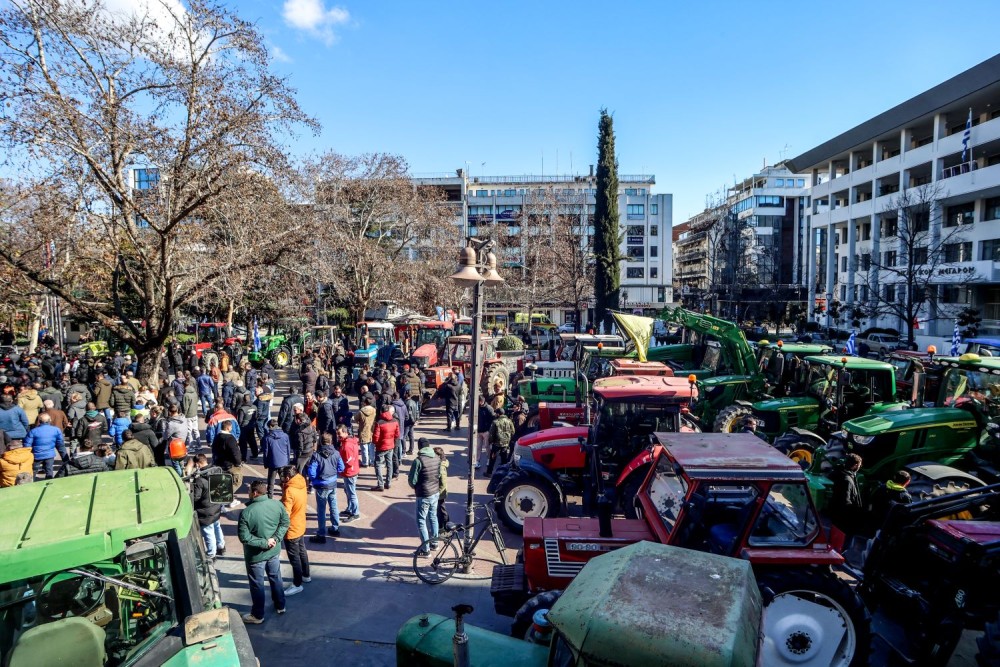 Λάρισα: στην κεντρική πλατεία με τα τρακτέρ οι αγρότες της περιοχής