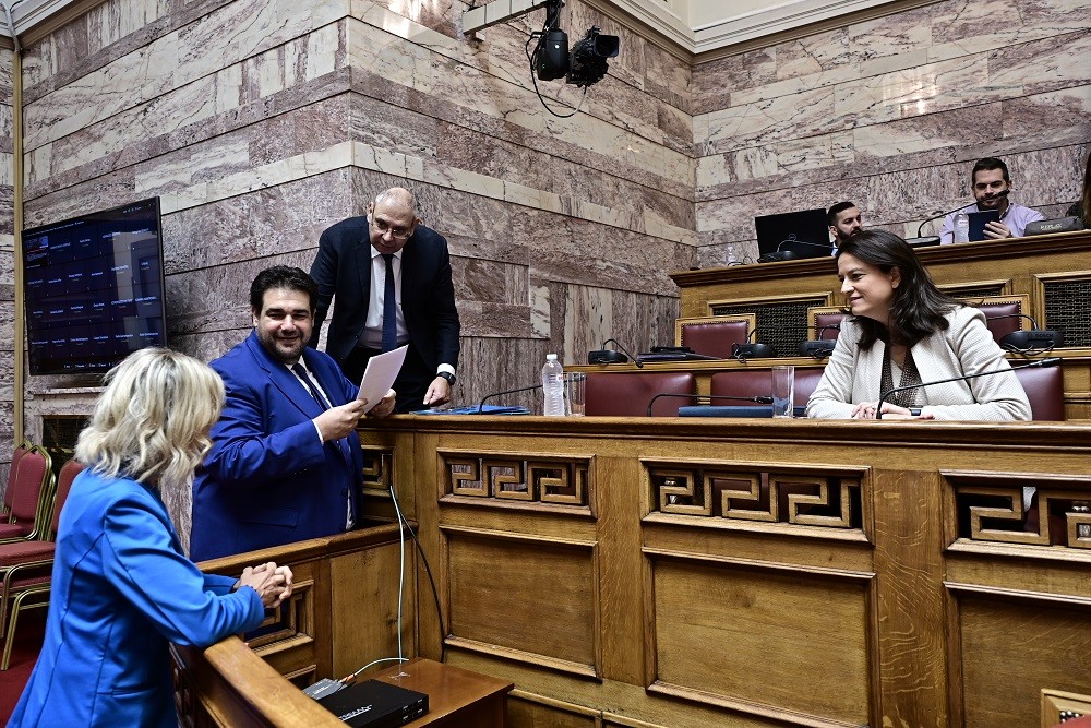 Βουλή: οδεύει προς την Ολομέλεια το νομοσχέδιο για την επιστολική ψήφο