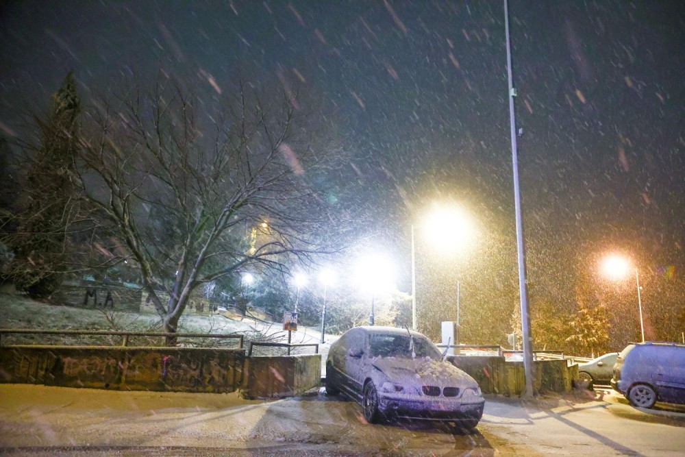 Καιρός: χιονίζει στα ορεινά της Εύβοιας - Τι ανακοινώθηκε για τα σχολεία στην Αττική