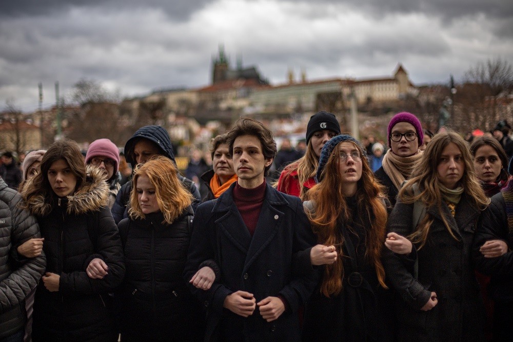 Τσεχία: ανθρώπινη αλυσίδα φοιτητών και καθηγητών για τα θύματα της μαζικής ένοπλης επίθεσης